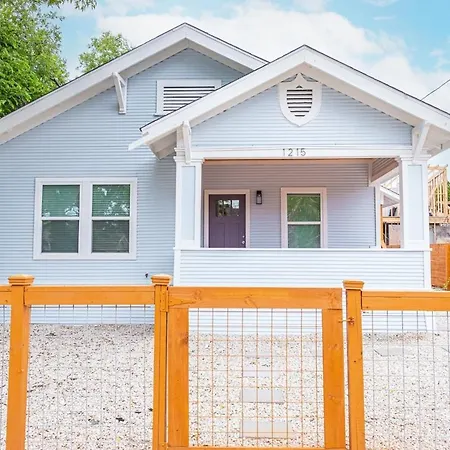 Stunning Elegance 4Br2.5 Ba Near Vibrant Downtown Villa